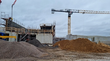 09.11.2023 - Blick auf Durchgang zwischen Schule und Kita