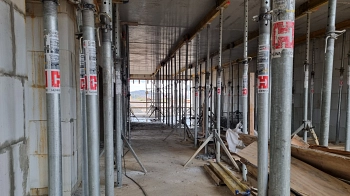 09.11.2023 - Blick aus dem Gebäude Richtung Haupteingang