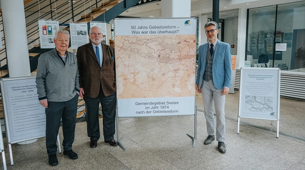 50 Jahre Gebietsreform mit Heiger Scholz der zu Besuch ist. Gemeinsam mit Bürgermeister Alexander Masthoff und Knut Werner sich die Ausstellung anschaut.