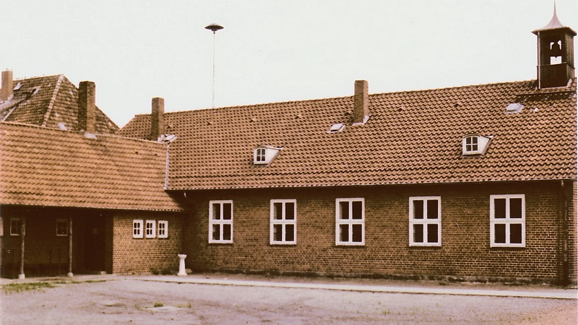 Das neue Schulgebäude in Almhorst vom Schulhof aus gesehen, Aufnahme um 1970.