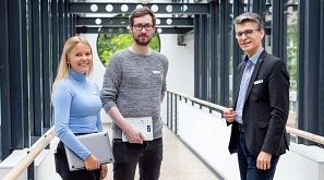 Zwei junge Menschen mit dem Bürgermeister der Stadt Seelze,Alexander Masthoff
