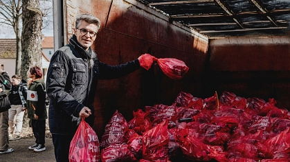 Bürgermeister wirft Müll in Container © Stadt Seelze