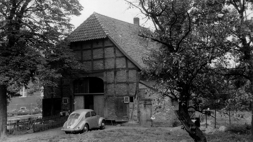 Döteberg Haus um 1950 mit VW Käfer