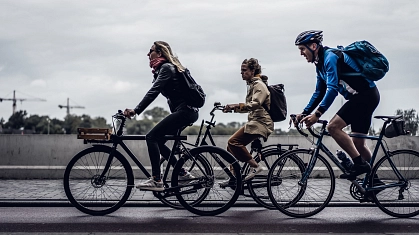 Drei Fahrradfahrer © Foto von Dovile Ramoskaite auf Unsplash