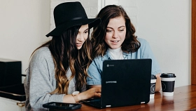 Zwei junge Frauen sitzen am Computer