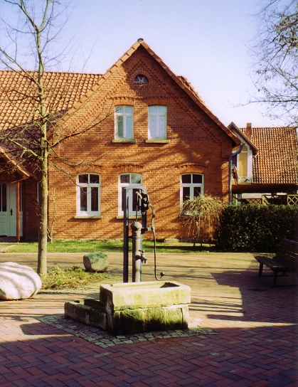 Lathwehren Schulhaus mit Pumpe 2004