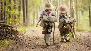 Zwei Kinder auf Wanderschaft