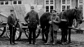 Eine Gruppe Männer vor dem Alten Krug 1891