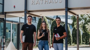 Gruppe Azubis vor dem Rathaus
