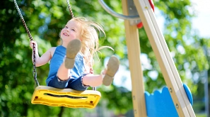Kind auf Schaukel