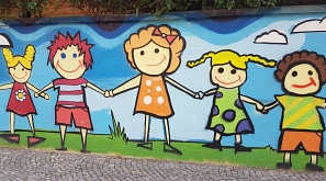 Eine Mauer, auf die Kinder gemalt sind
