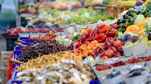 Obst und Gemüsestände auf einem Wochenmarkt