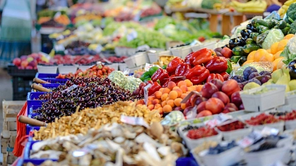 Obst und Gemüsestände auf einem Wochenmarkt&nbsp;&copy;&nbsp;pexels-photomix-company-868110