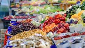 Obst und Gemüsestände auf einem Wochenmarkt