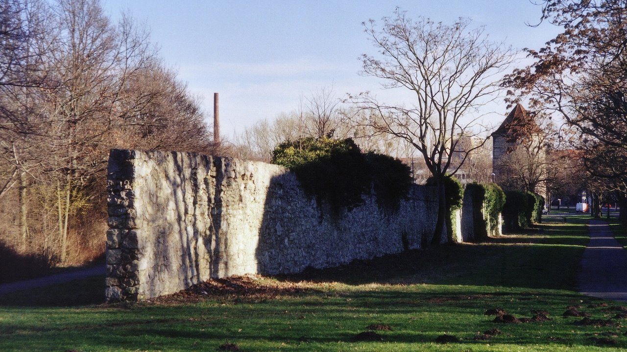 Ein Rest der ehemals Gräflich Platenschen Parkmauer