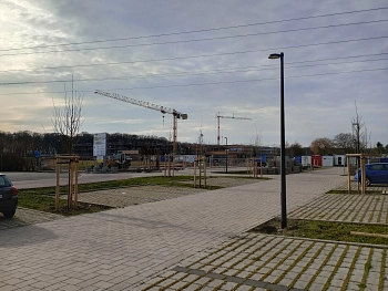 Neubau  Grundschule Seelze Süd 31.01.2024 - Blick über den Parkplatz
