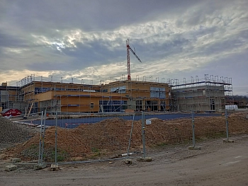 Neubau Grundschule Seelze Süd 31.01.2024 - Blick von Nordosten auf die Schule