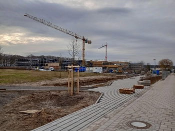 Neubau Grundschule Seelze Süd 31.01.2024 - Blick von Osten auf die Schule