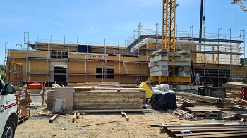 Neubau Grundschule Seelze Süd - Bilder von der Baustelle 24 - 24.08.2023 - Östlicher Cluster mit Holzfassade