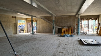 Neubau Grundschule Seelze Süd - Bilder von der Baustelle 28 - 24.08.2023 - Treppe in der Mensa