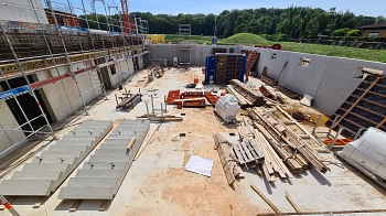 Neubau Grundschule Seelze Süd - Bilder von der Baustelle 26 - 24.08.2023 - Sporthalle mit unverbauten Treppenelementen