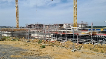 Neubau GS + Kita in Harenberg - Bilder von der Baustelle 18 - Blick aus südlicher Richtung Im Hintergrund die Cluster.JPG