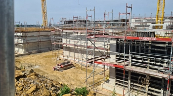 Neubau GS + Kita in Harenberg - Bilder von der Baustelle 16 - 24.08.2023 - Blick auf Kita und Durchgang