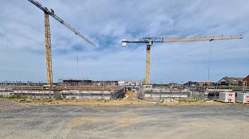 Neubau GS + Kita in Harenberg - Bilder von der Baustelle 19 - 24.08.2023 - Blick aus südlicher Richtung mit Kita und Haupteingang