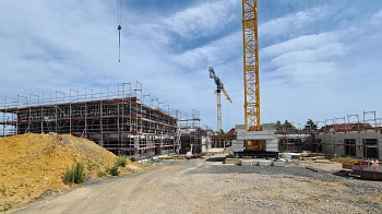 Neubau GS + Kita in Harenberg - Bilder von der Baustelle 13 - 24.08.2023 - Ansicht von Westen mit Cluster und Mensa