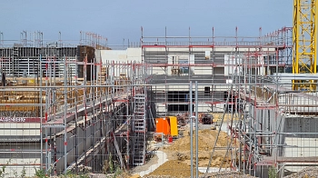 Neubau GS + Kita in Harenberg - Bilder von der Baustelle 20 - 24.08.2023 - Durchgang in die untere Ebene