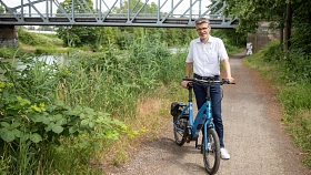 Bürgermeister Alexander Masthoff mit Fahrrad