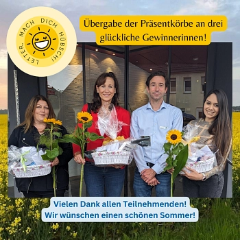 Übergabe der Präsentkörbe an drei glückliche Gewinnerinnen