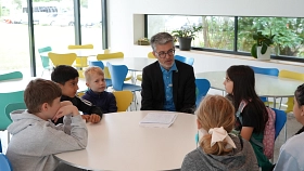 Regenbogenschule überreicht Brief an Bürgermeister Alexander Masthoff