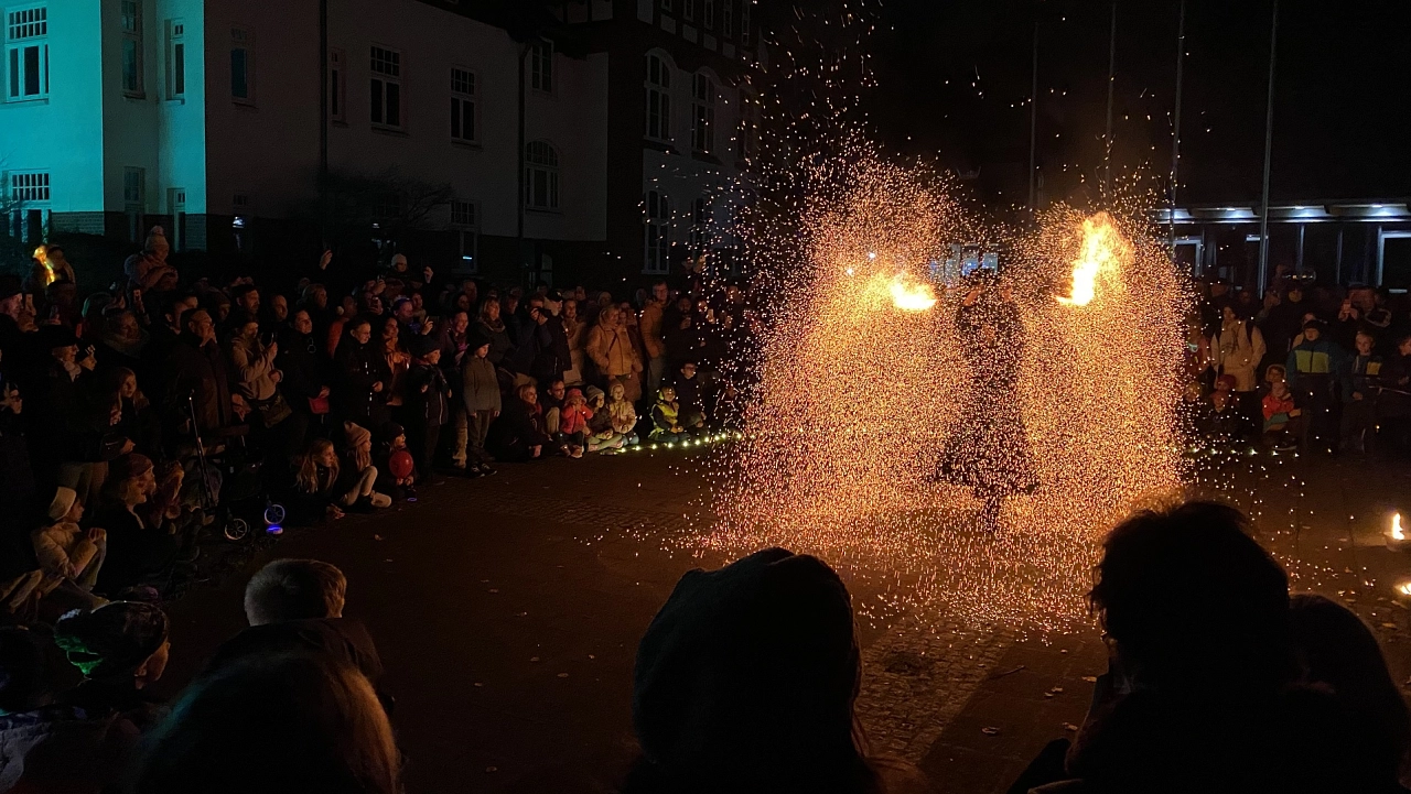 Seelzer Lichtermeer 2024 - Tausende Besucherinnen und Besucher genießen ein leuchtendes Programm-01.jpeg